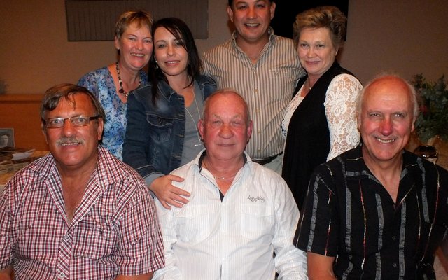 Voor vlnr is Kevin Manuel (drukker), Frank Wolmarans (skrywer) en Johan Coetzee (uitgewer). Agter vlnr is Susan Wolmarans, Laetitia Fourie (Wolmarans), Jacques Wolmarans en Elizabeth Karstens (Wolmarans).
